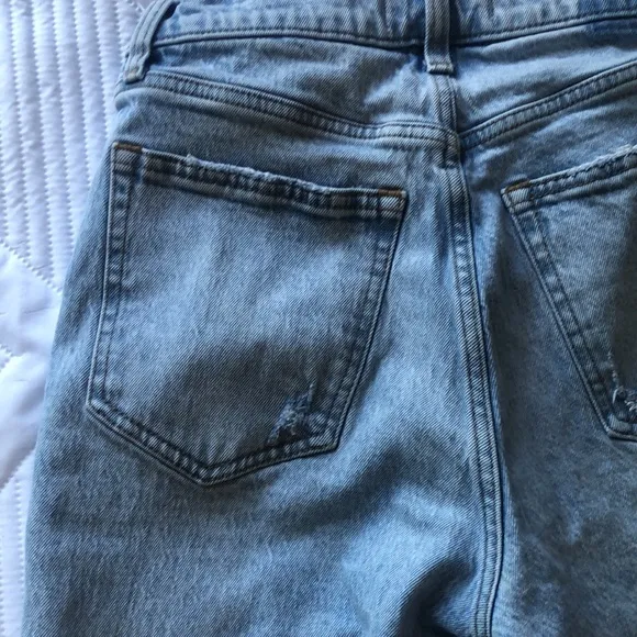 Abercrombie &amp; Fitch The 90s straight ultra high rise jeans size 28. 99% cotton