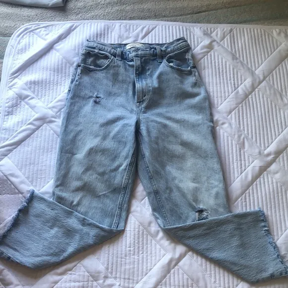 Abercrombie &amp; Fitch The 90s straight ultra high rise jeans size 28. 99% cotton