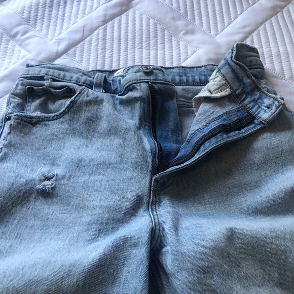 Abercrombie &amp; Fitch The 90s straight ultra high rise jeans size 28. 99% cotton