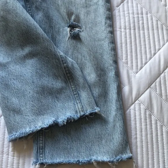 Abercrombie &amp; Fitch The 90s straight ultra high rise jeans size 28. 99% cotton