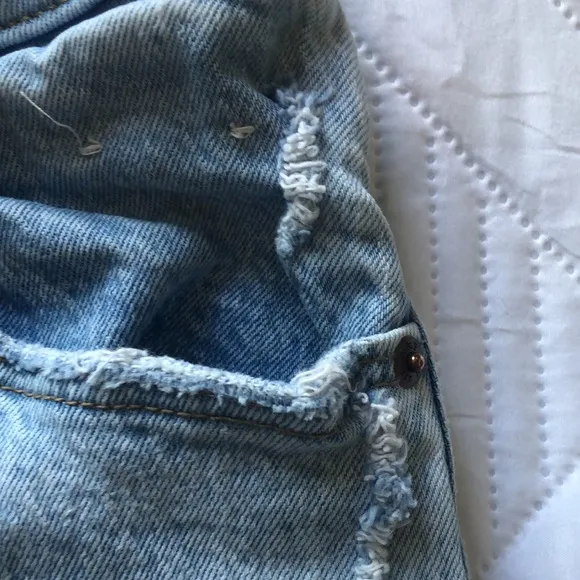 Abercrombie &amp; Fitch The 90s straight ultra high rise jeans size 28. 99% cotton
