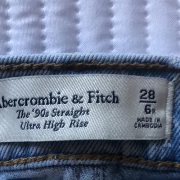 Abercrombie &amp; Fitch The 90s straight ultra high rise jeans size 28. 99% cotton