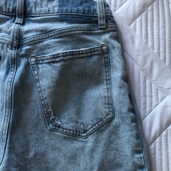 Abercrombie &amp; Fitch The 90s straight ultra high rise jeans size 28. 99% cotton