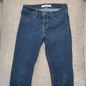 EUC J Brand Starless Skinny Jeans Size 25.