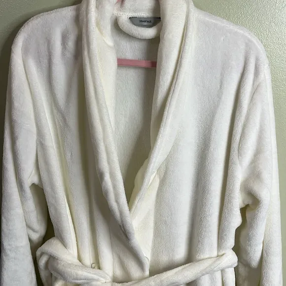 Montauk White super soft front pockets luxury tie waist robe, one size fits most