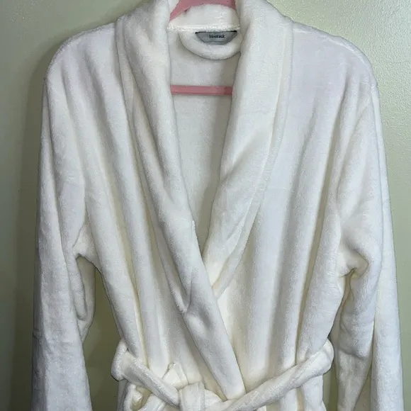 Montauk White super soft front pockets luxury tie waist robe, one size fits most