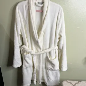 Montauk White super soft front pockets luxury tie waist robe, one size fits most