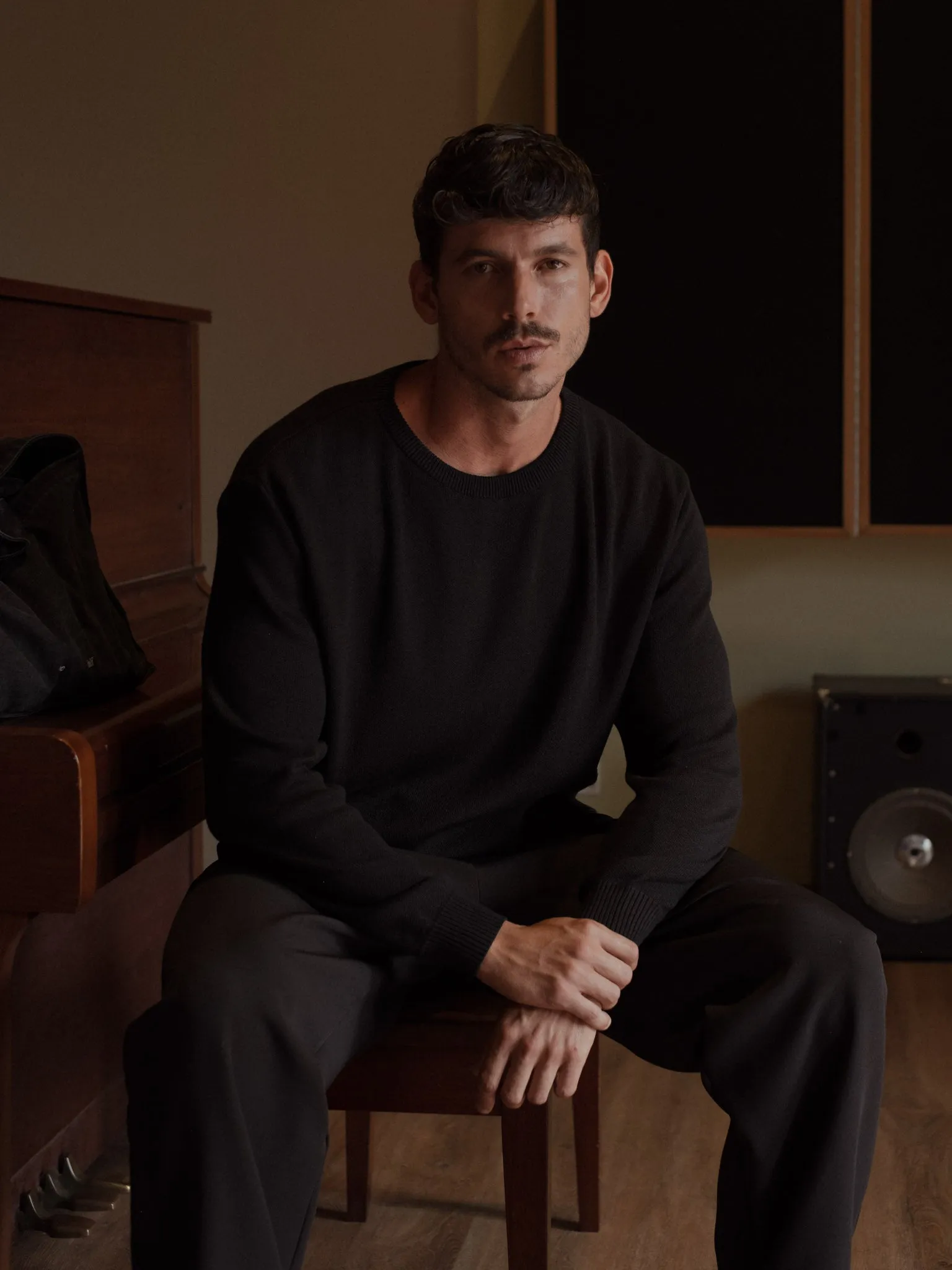 ROUND NECK SWEATER - BLACK
