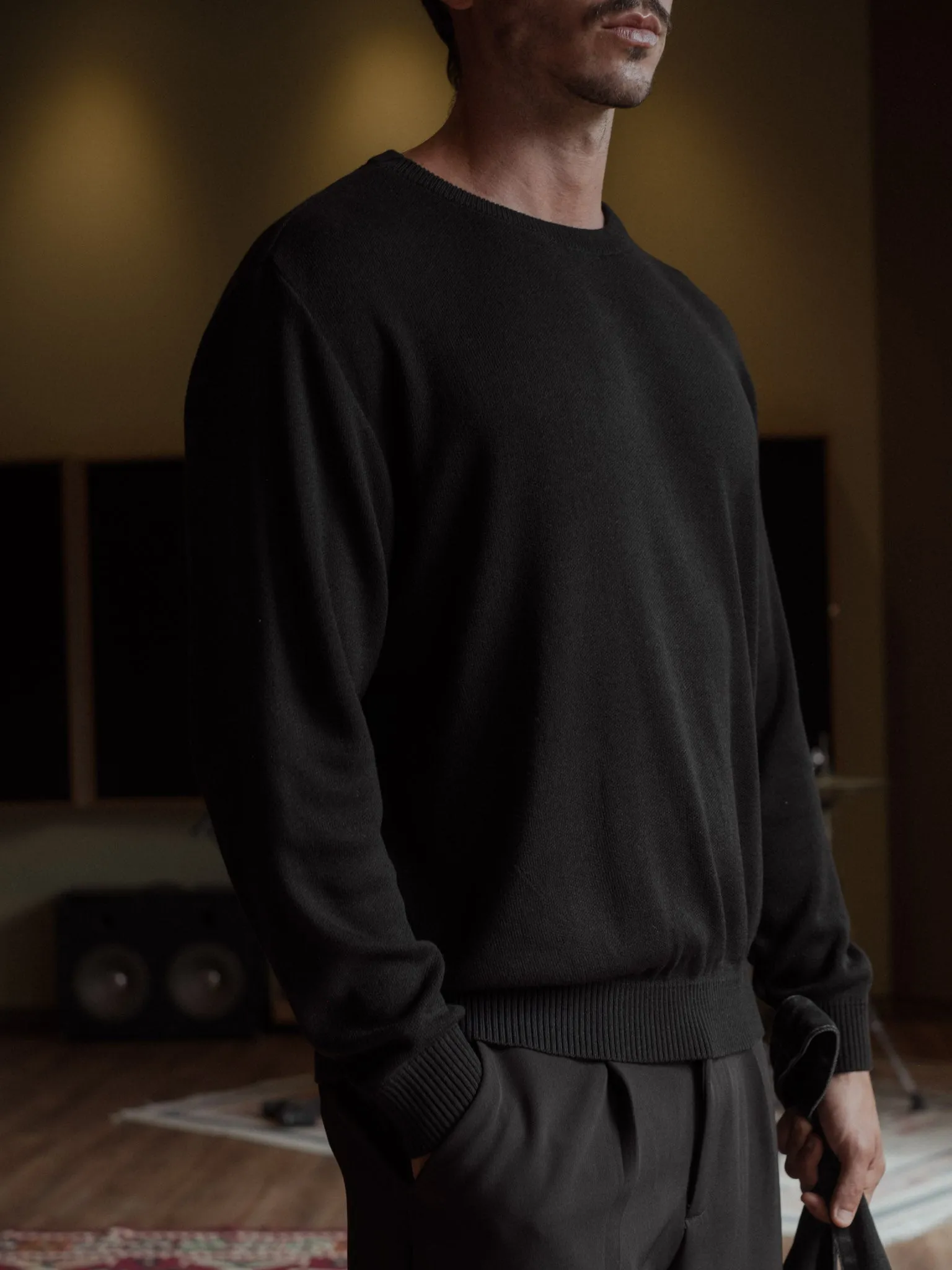 ROUND NECK SWEATER - BLACK