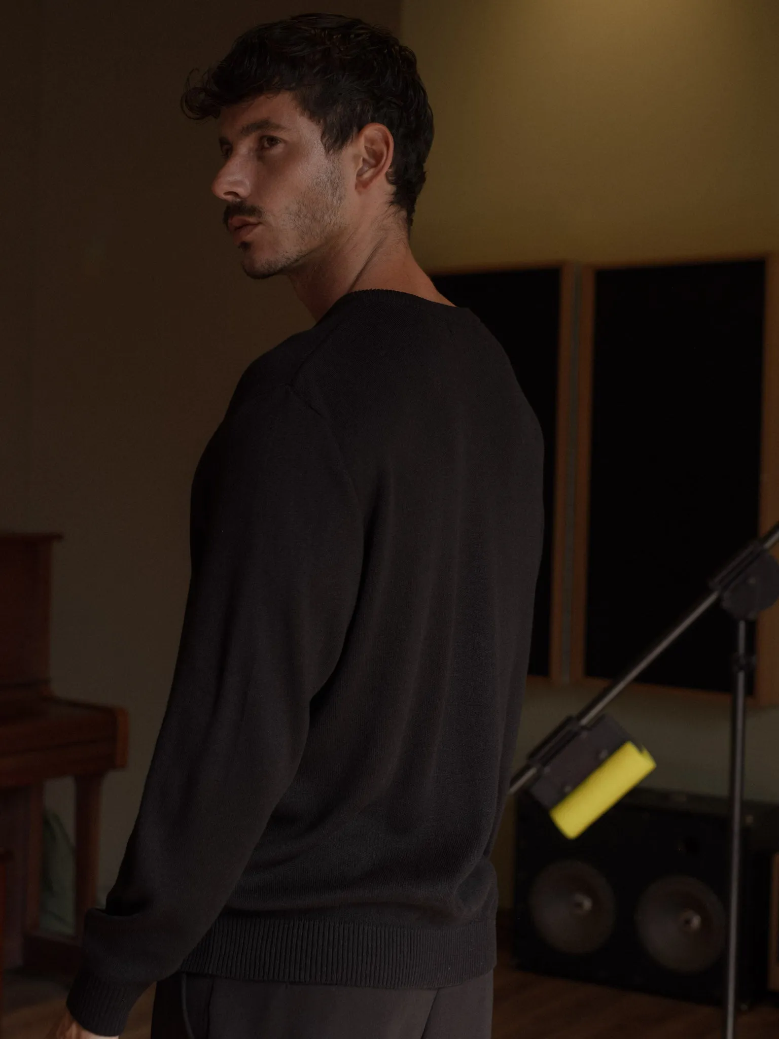 ROUND NECK SWEATER - BLACK