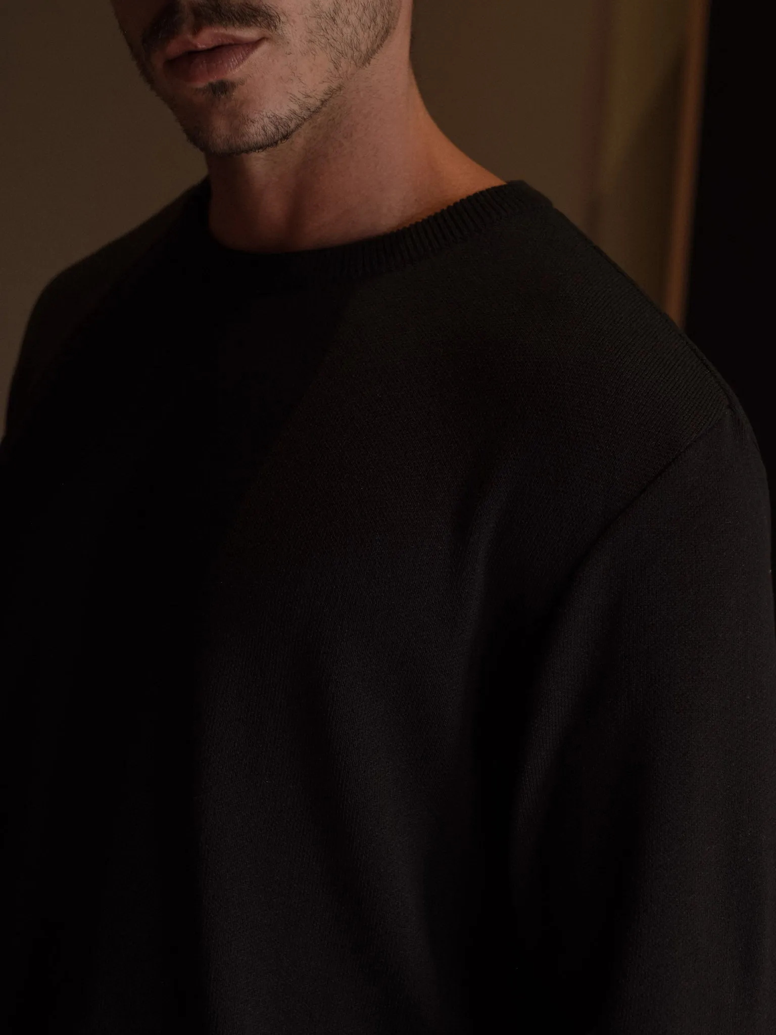 ROUND NECK SWEATER - BLACK
