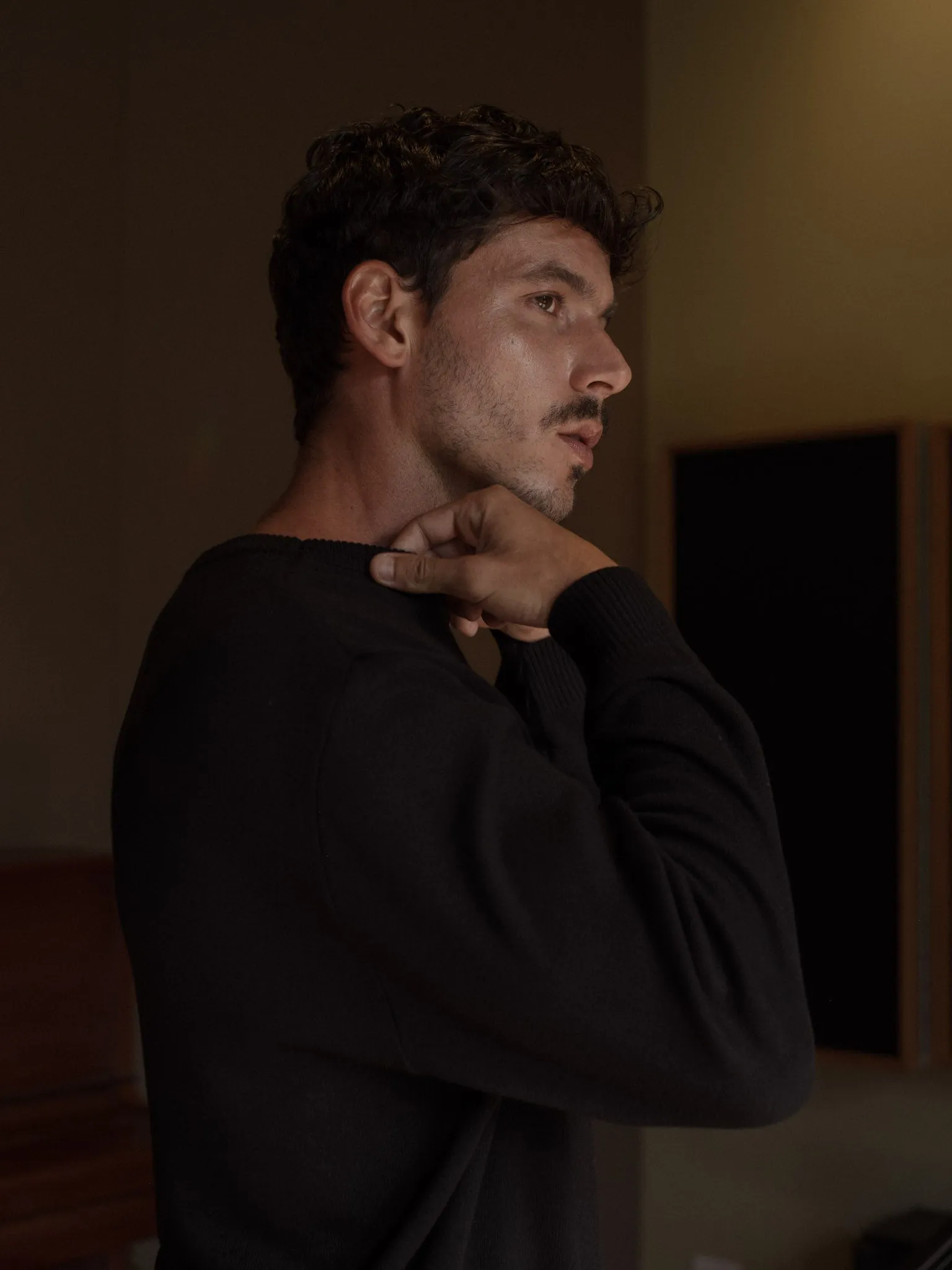 ROUND NECK SWEATER - BLACK