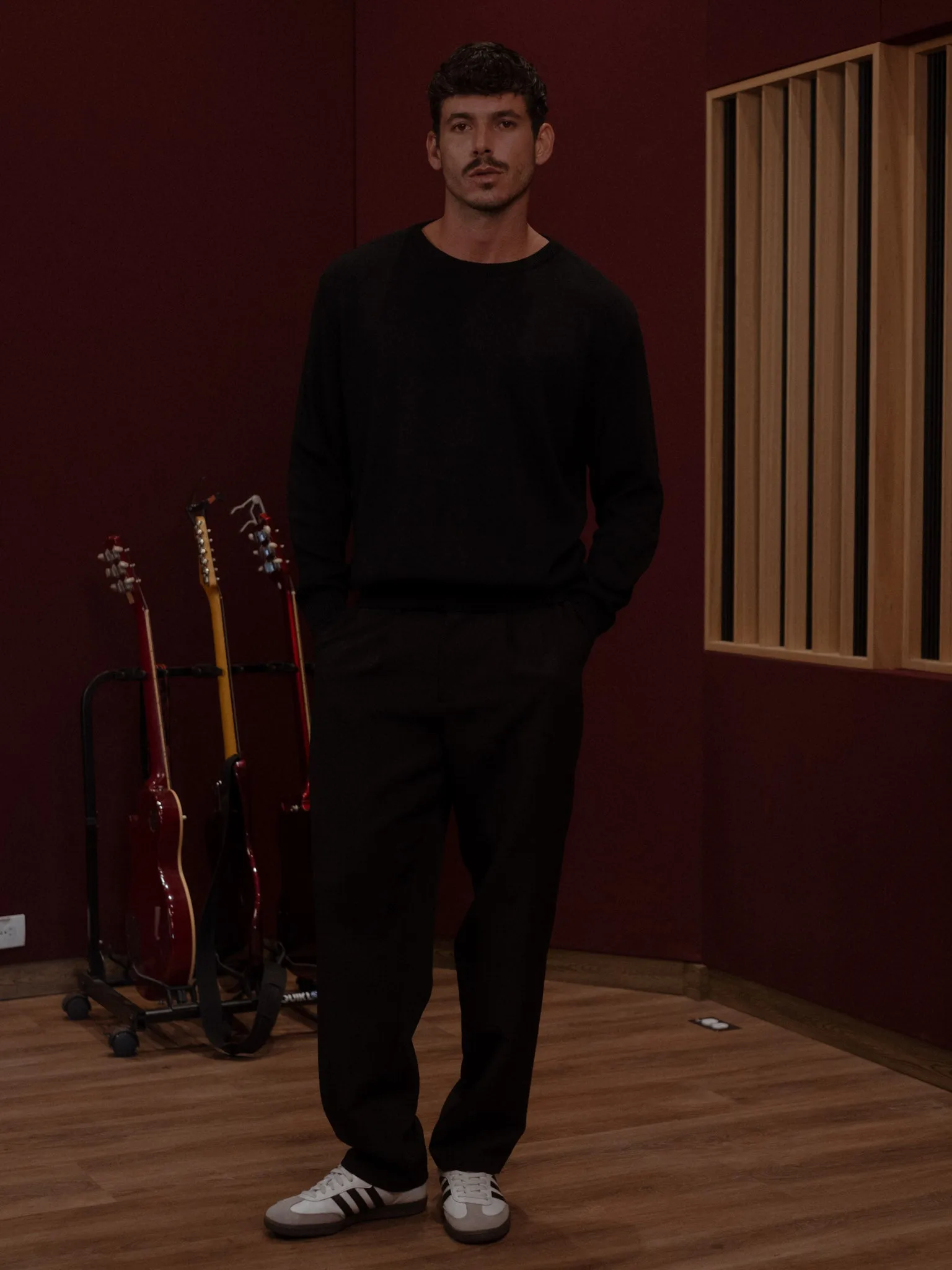 ROUND NECK SWEATER - BLACK
